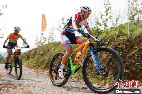貴州福泉 千余名自行車(chē)選手山地競(jìng)速