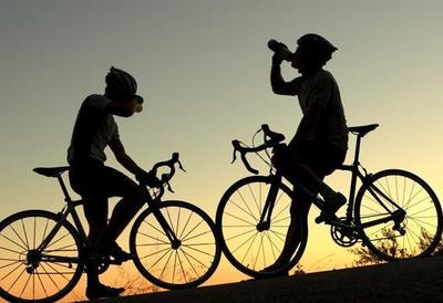 自行車運動指南:頭盔必須佩帶 熱身最為關鍵_戶外頻道_新浪競技風暴_新浪網